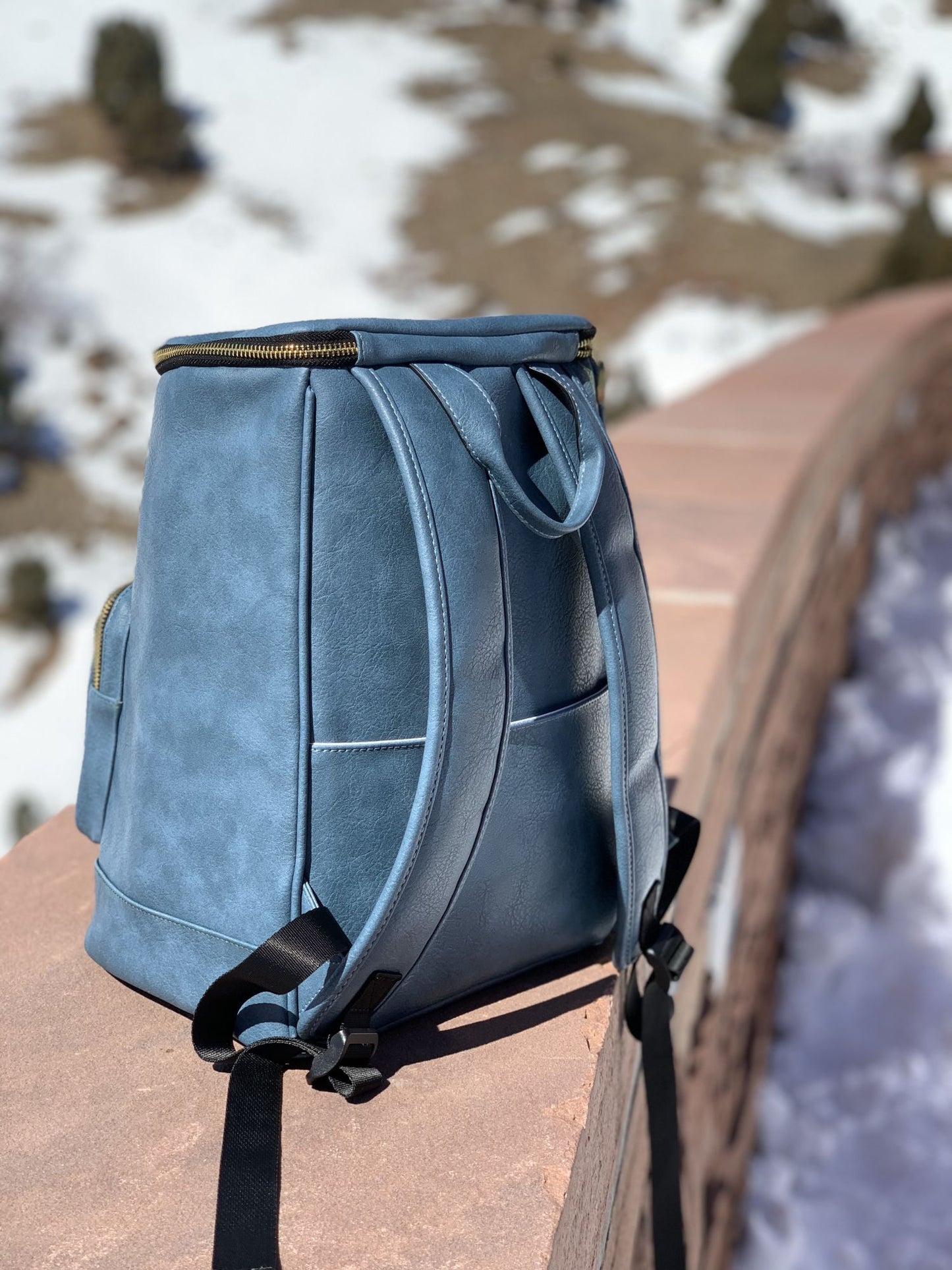 NiceAces’ insulated leakproof and waterproof backpack cooler